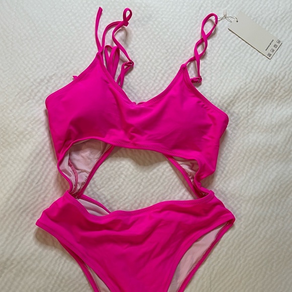 Cute Hot Pink Swimsuit ๐ Flattering ๐ Barbiecore ๐ - Picture 10 of 10